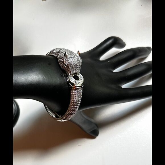 Elegant Silver Leopard Bangle - Picture 5 of 11